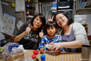 A droite, Ikue, mon hôte couchsurfing de Matsumoto, sa grande soeur et son neveu