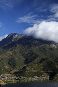 Lige Village, Lag Lugu