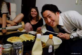 Reishiro (couchsurfing Fukuoka) cuisinant un déliceux Okonomi Aki