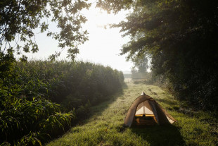 La tente est dans le pré