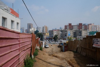 La rue menant à la guesthouse